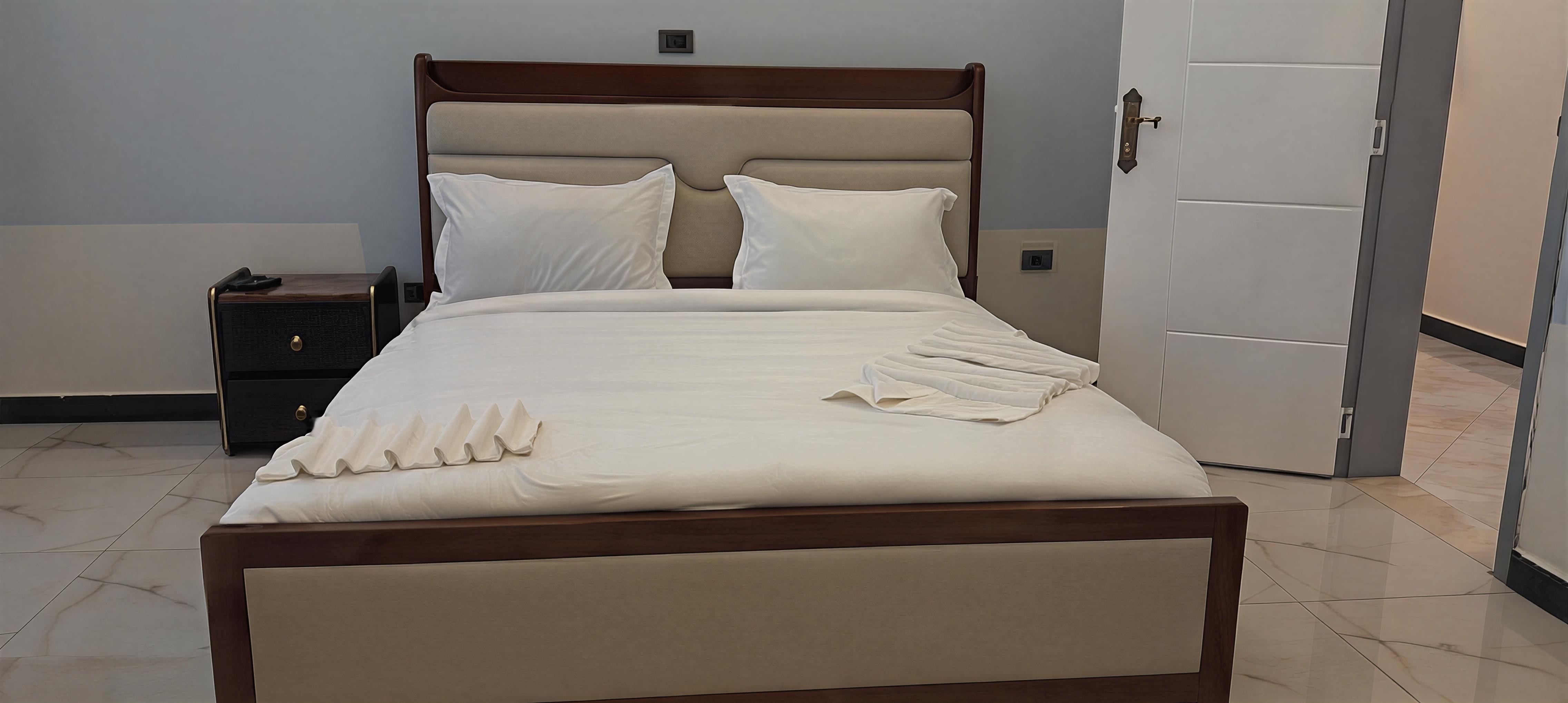 Single Bed Room 2 - Elegant single room with workspace